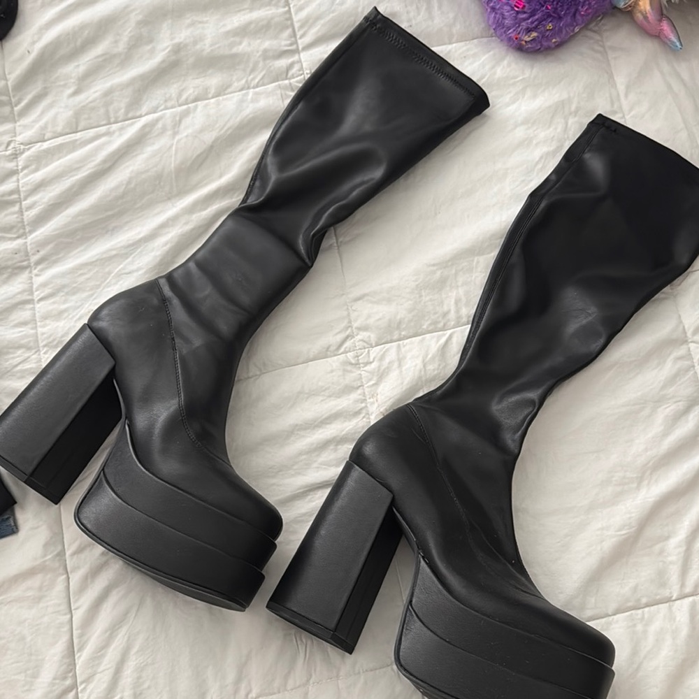 Steve Madden Cypress Boots with Platform Sole ** never worn
